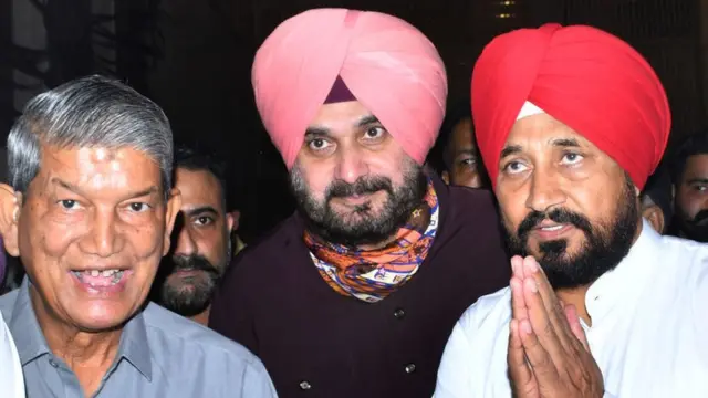 પંજાબના પ્રથમ દલિત મુખ્ય મંત્રી ચરણજીતસિંહ ચન્ની (જમણે), પંજાબ કૉંગ્રેસાન અધ્યક્ષ નવજોતસિંહ સિદ્ધુ (વચ્ચે) અને પ્રભારી હરીશ રાવત