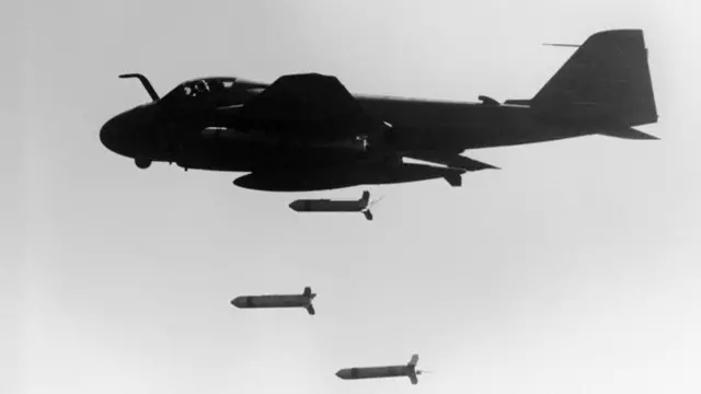 یک فروند جنگنده تهاجمی A-۶E از اسکادران VA-۹۵ موسوم به "مارمولک‌های سبز" در حین بمباران ناوچه سهند با بمب‌های خوشه‌ای در روز ۲۹ فروردین ۱۳۶۷.