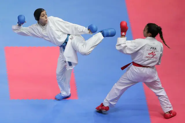 Giana Lotfy (bidix) oo u dhalatay dalka Masar oo tartanka Kaaraateega oo Axaddi lagu qabtay Japan tartan kula jirto Leila Heurtault oo ka soo jeedda dalka Faransiiska