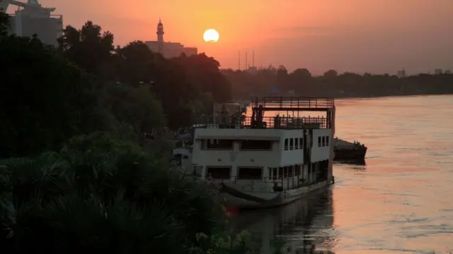 منظر للواجهة البحرية لنهر النيل الأزرق في شمال العاصمة الخرطوم عند غروب الشمس