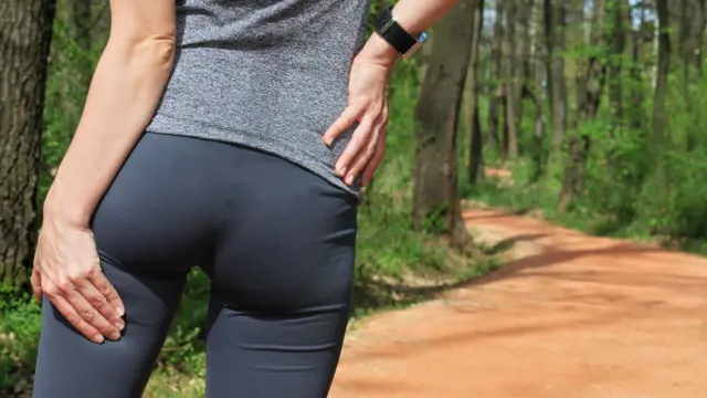 Mujer con calambre en el tendón de la corva