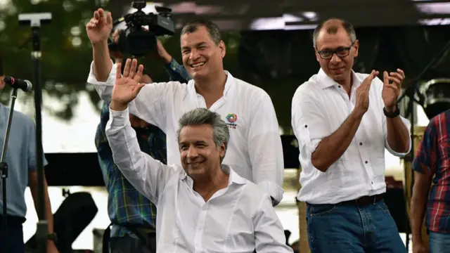 El candidato oficialista Lenín Moreno junto al mandatario Rafael Correa, con quien ganó las elecciones en 2007.