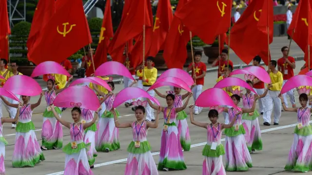 Diễu hành với cờ Đảng Cộng sản