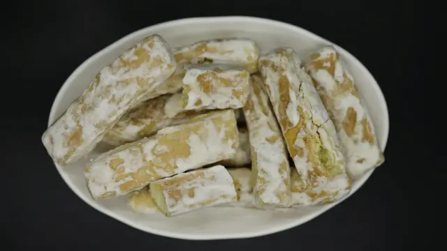 ఇవో రకం బిస్కట్లు. ‘ఫింగర్ స్నాక్స్’ అంటారు. ధాన్యపు పిండి, ఈస్ట్, పంచదార, ద్రాక్ష నుంచి తీసిన గ్లూకోజ్‌తో వీటిని తయారు చేస్తారు. ఉత్తర కొరియా ప్రజలు పంచదార కొరత ఉన్నప్పుడు ప్రత్యామ్నాయంగా ద్రాక్ష నుంచి తీసిన గ్లూకోజ్ తీసుకుంటారు.