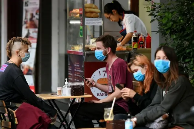 Tùy thuộc virus corona bắn ra từ cơn ho của một người nhiễm bệnh ở giai đoạn nào và 'đậu trên bề mặt nào', nhưng tối đa là chín ngày, theo các nhà khoa học.