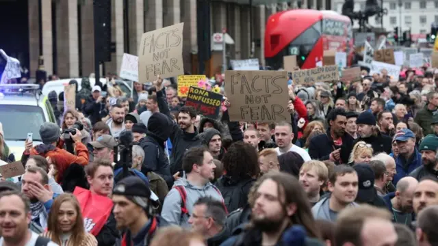Londra'da Cumartesi günü koronavirüs önlemlerine karşı protesto gösterisi düzenlendi