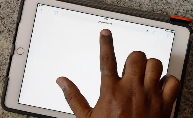 Un hombre accede a la página web pornográfica Youporn.com.