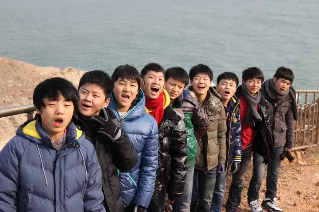 그는 북에서 온 아이들도 행복하고 예쁘게 잘 살 수 있다는 걸 사람들에게 알려주고 싶었다고 전했다