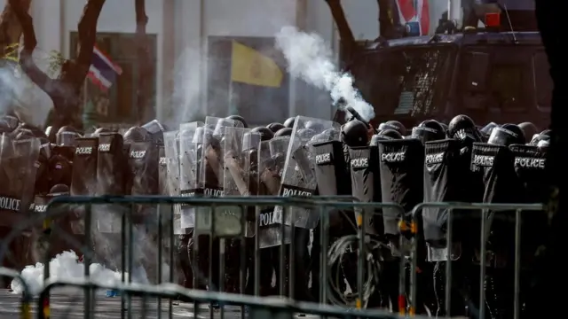 ยิงแก๊สนำตา