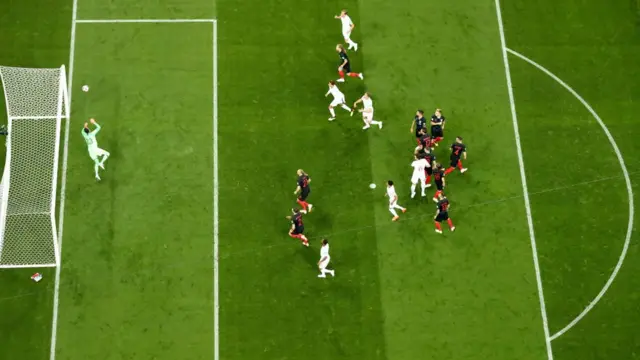 Subasic observa como el balón entra en la portería.