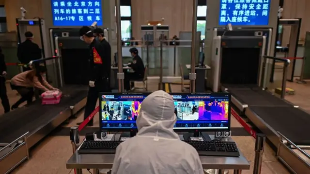 Hankou Tren İstasyonu'na giren yolcuların vücut sıcaklıkları, ısı ölçer kameralarla kontrol ediliyor.