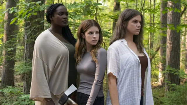 Wunmi Mosaku, Anna Kendrick y Kaniehtiio Horn en una escena de Alice, Darling