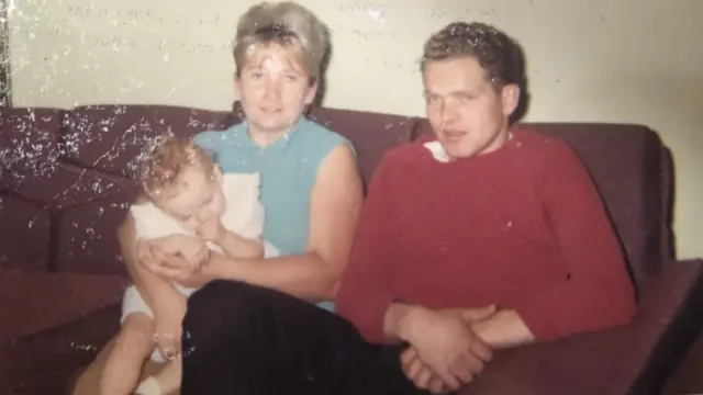 Dawn Johnson y sus padres biológicos
