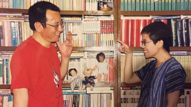 刘晓波和刘霞相识而笑。