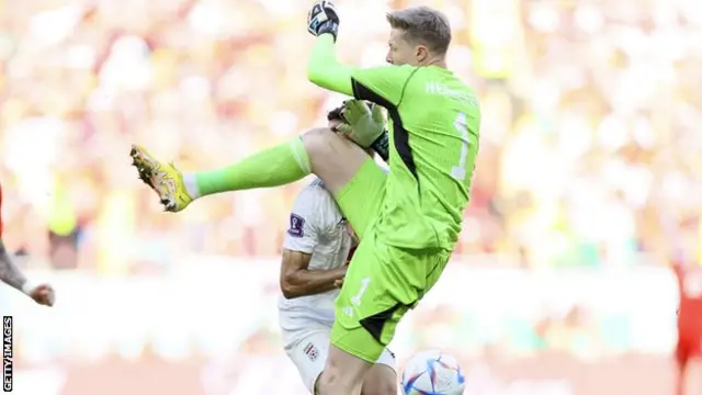 Wayne Hennessey challenges Mehdi Taremi