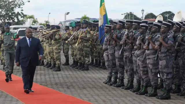 Ali Bongo en revue de troupes lors du tirage au sort pour la coupe d'Afrique au Gabon en 2017.