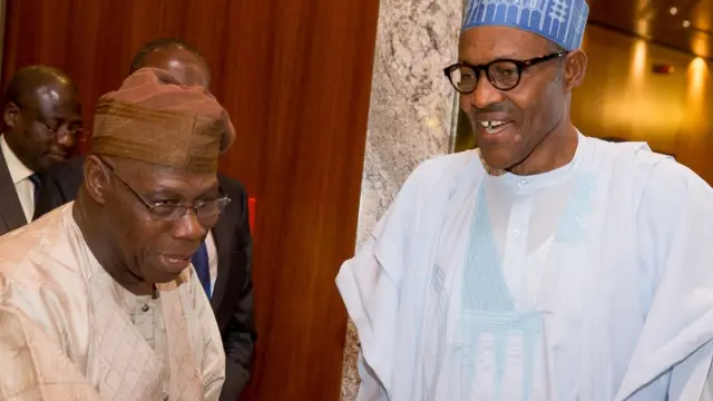 L'ex-président Obsanjo et le président Buhari se serrant la main en 2015