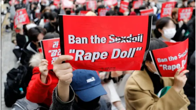 지난 2019년 11월 리얼돌 금지 집회에 참여한 사람들이 구호를 외치고 있다