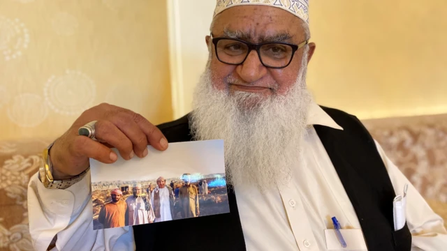 হাজি হানিফ ১৯৮০'র দশকের এক শিকার পার্টির ছবি দেখাচ্ছেন।