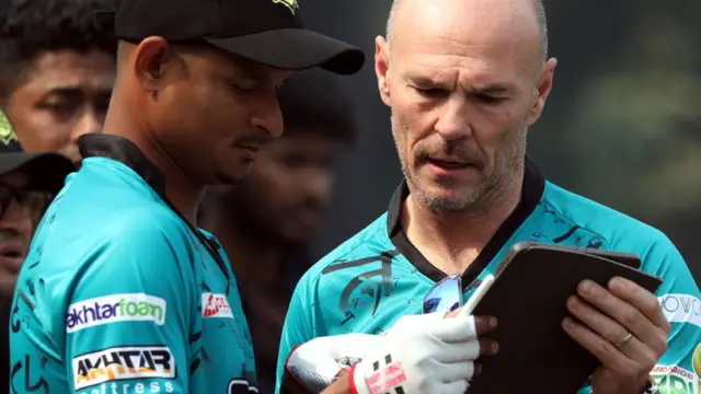 চট্টগ্রাম চ্যালেঞ্জার্সের কোচ পল নিক্সনের সাথে স্পিনার নাসুম আহমেদ