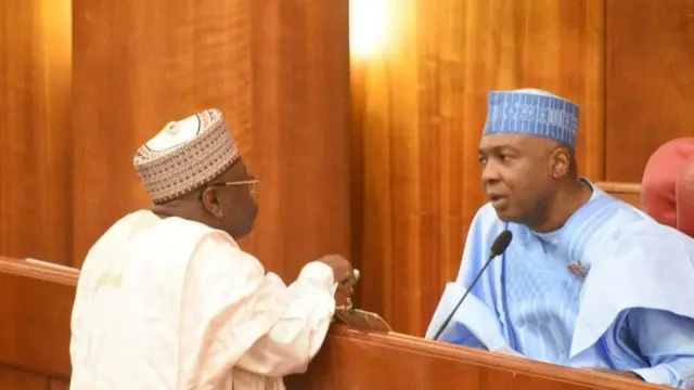 Sẹnatọ Saraki pẹlu akẹgbẹ rẹ kan n sọrọ