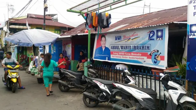 Rumah yang dibeli Awi setelah menjadi anggota DPRD Kota Manado di dekat rumah lamanya di kelurahan Sindulang, Tuminting, kota Manado, kerap dikunjungi masyarakat sekitar untuk sekadar berkumpul dan berdiskusi