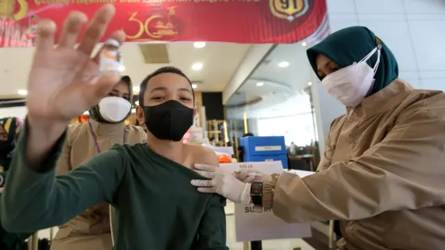 Anak remaja berusia 12 tahun lebih mengikuti vaksinasi COVID-19 di pusat perbelanjaan, Banda Aceh, Aceh, Sabtu (31/07).