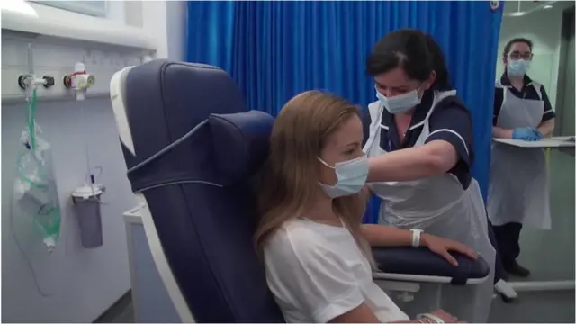 క్యాతీకి వ్యాక్సీన్ ఎక్కిస్తున్న నర్సు