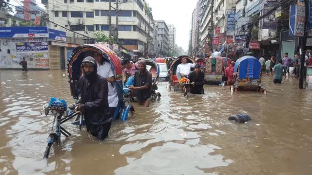 বন্যা নয়, কয়েক ঘণ্টার বৃষ্টিতে গ্রীনরোড এলাকার চিত্র।