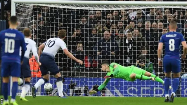 Rutahizamu Harry Kane yinjiza penaliti yatanzwe hifashishijwe uburyo bwa VAR, yari iya 21 yinjije muri 25 amaze guterera Tottenham