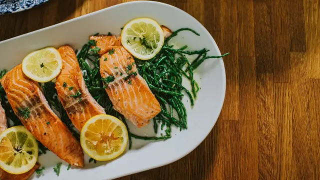 Prato com salmão e verdura verde escura