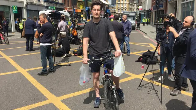 Paul Ashworth na bicicleta com as águas