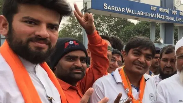 ਬੀਜੇਪੀ ਦੇ ਹਮਾਇਤੀ ਜਸ਼ਨ ਮਨਾਉਂਦੇ ਹੋਏ