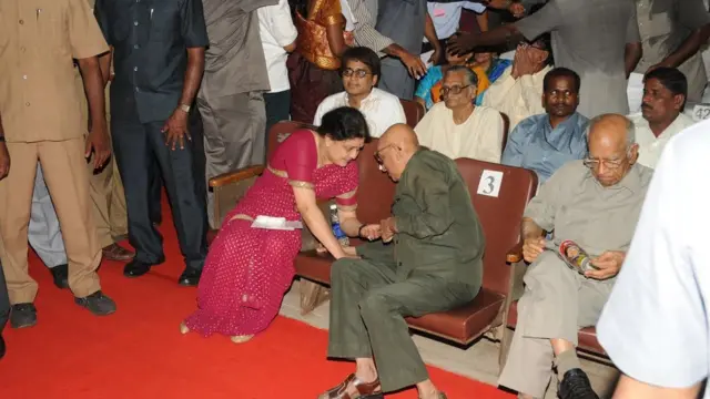 பத்திரிகையாளர் சோவுடன் சசிகலா