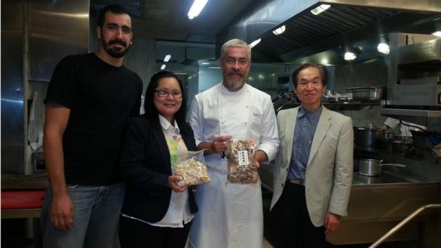 Pesquisadores com Alex Atala