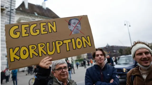 সিবাস্টিয়ান কুর্জের বিরুদ্ধে বিক্ষোভ হচ্ছে ভিয়েনাতে