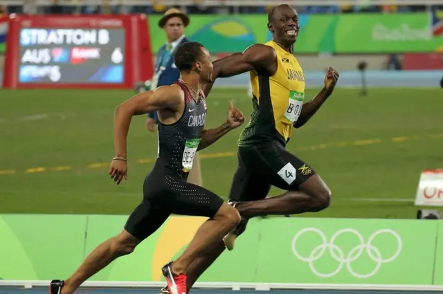 USain Bolt sonríe antes de llegar a la meta