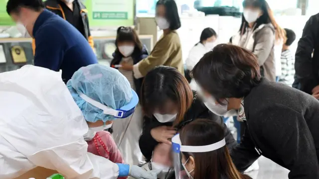 26일 대전 탄방초등학교에서 학생들이 코로나19 전수조사를 받고 있다