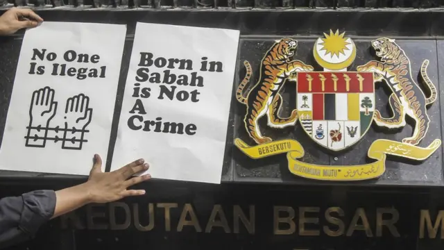 Aktivis HAM menggelar demonstrasi di depan Kedutaan Besar Malaysia di Jakarta.