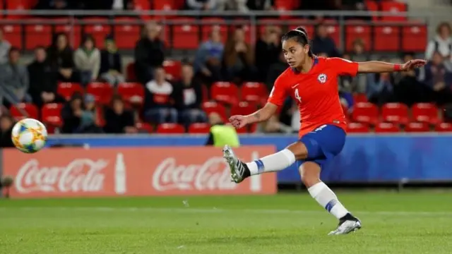 Francisca Lara cobra un penalti