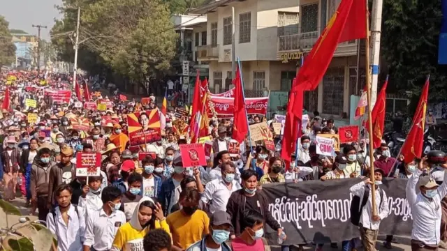 မြင်းခြံမြို့မှာ စစ်တပ်က အကြိမ်ကြိမ်ပစ်ခတ်နှိမ်နင်းခဲ့