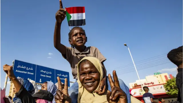 শনিবারের বিক্ষোভে অংশ নেয়া একজন নারী