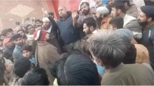 भीड़ से शांति बनाए रखने की अपील की गई थी लेकिन वो नहीं मानी