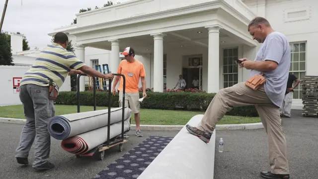 Рабочие разгружают ковровое покрытие в Белом доме