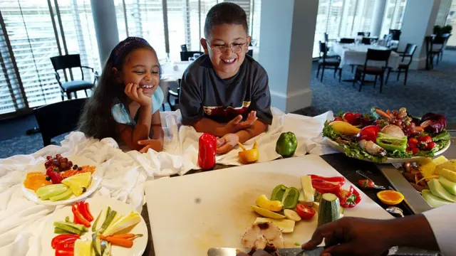 બાળકો કાપેલું શાકભાજી જોઈ રહ્યા છે