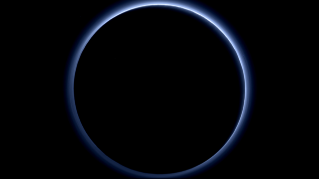 Дымка над поверхностью Плутона окрашивает его в голубоватый цвет