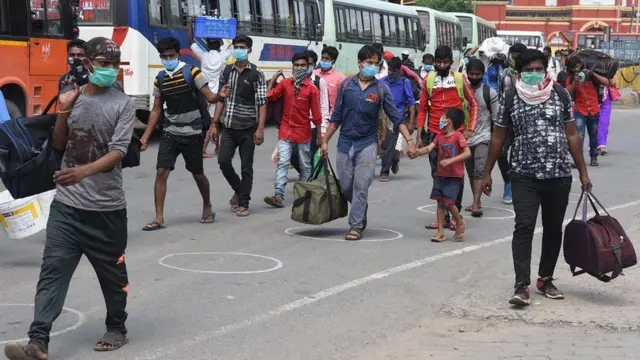 કતારબંધ શ્રમિકોની તસવીર