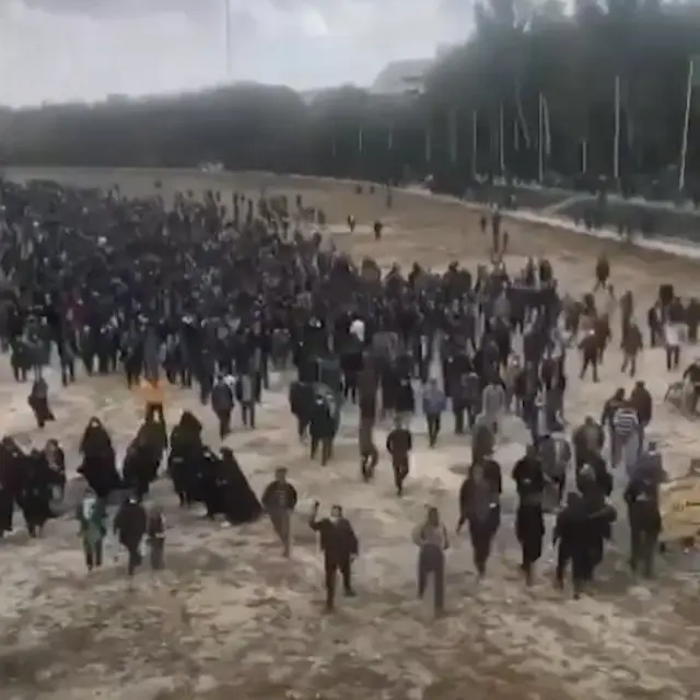 کشاورزان و معترضان بر بستر خشک زاینده رود راهپیمایی کردند