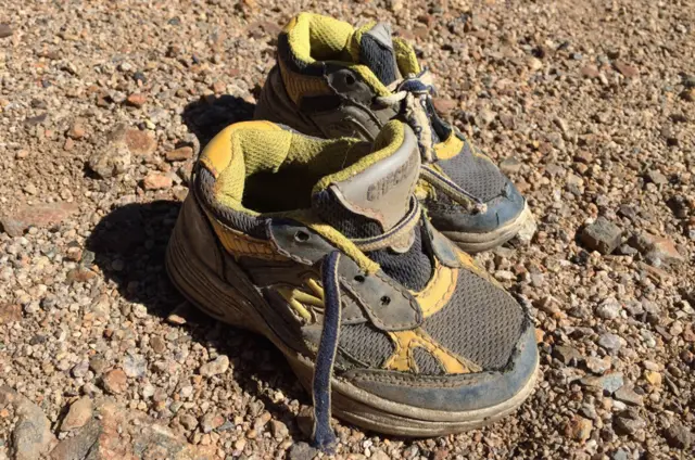 Un par de zapatillas de niño se encontró entre los restos del avión.