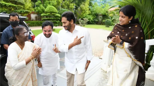 ద్రౌపది ముర్ముకు తన భార్య భారతీ రెడ్డిని పరిచయం చేస్తున్న సీఎం జగన్. చిత్రంలో కేంద్ర మంత్రి కిషన్ రెడ్డి